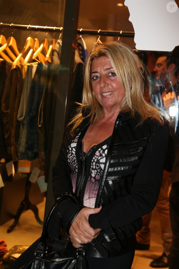 Mais pour Angela, il ne s'est rien passé ! "Y'avait pas une faute gravissime", affime t-elle. 
Angela Lorente - Inauguration concept store 'One Shot - Janally' a Paris, le 10 octobre 2012.