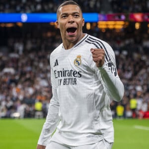 Elle aurait participé à l'une des deux soirées de l'attaquant français en Suède.
26 octobre 2024, Madrid, Madrid, Espagne : Kylian Mbappé du Real Madrid CF célèbre son but pendant le match de football La Liga EA Sports 2024/25 entre le Real Madrid CF et le FC Barcelone au stade Santiago Bernabeu le 26 octobre 2024 à Madrid, Espagne. (Image de crédit : © Alberto Gardin/ZUMA Press Wire)