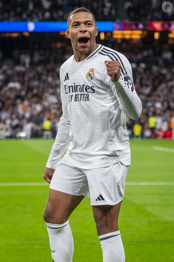 Elle aurait participé à l'une des deux soirées de l'attaquant français en Suède.
26 octobre 2024, Madrid, Madrid, Espagne : Kylian Mbappé du Real Madrid CF célèbre son but pendant le match de football La Liga EA Sports 2024/25 entre le Real Madrid CF et le FC Barcelone au stade Santiago Bernabeu le 26 octobre 2024 à Madrid, Espagne. (Image de crédit : © Alberto Gardin/ZUMA Press Wire)