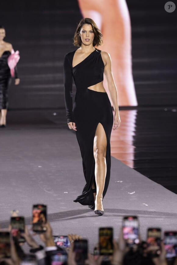 Mais rapidement, la Miss France 2016 a déchanté.
Iris Mittenaere au défilé "Walk Your Worth" de L'Oréal devant l'Opéra Garnier lors de la fashion week PAP femme printemps/été à Paris