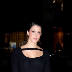 Dans la nuit du 23 au 24 septembre, Bruno Pelat, 22 ans, lui aurait porté des coups et frappé la tête contre un mur.
Iris Mittenaere au dîner "Emily in Paris" à La Samaritaine