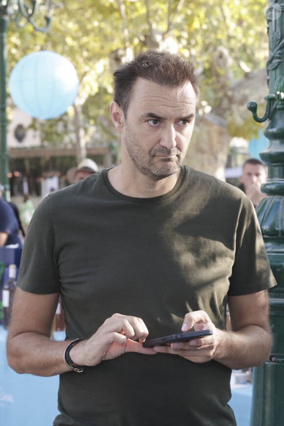 Cyril Lignac lors d'un tournoi de pétanque place des Lices organisé par le magazine Turquoise pour l'association Sourire à la vie à Saint-Tropez. © Jack Tribeca / Bestimage