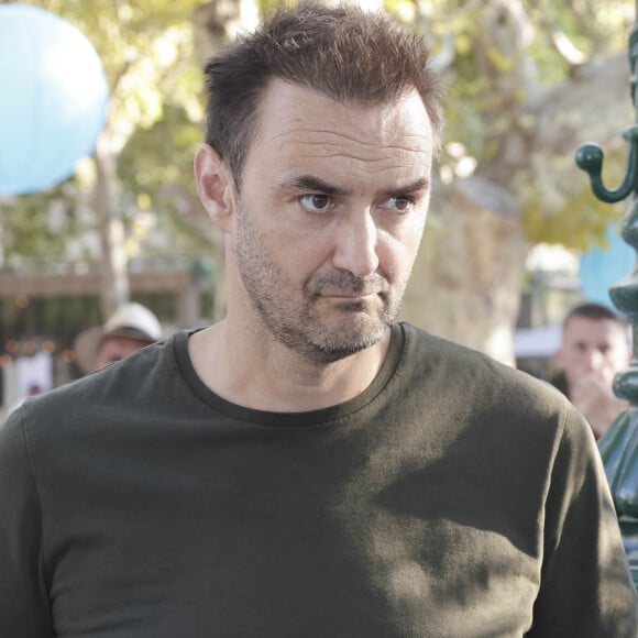 Cyril Lignac lors d'un tournoi de pétanque place des Lices organisé par le magazine Turquoise pour l'association Sourire à la vie à Saint-Tropez. © Jack Tribeca / Bestimage