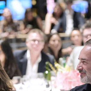 Le journaliste évoque un "petit scoop" et propose le nom de Nathalie Péchalat comme présidente du comité d'organisation de ces JO.
Jean Dujardin et sa femme Nathalie Péchalat (nouvelle présidente de l'association "Premiers de Cordée") - Dîner de charité Breitling à la Samaritaine pour l'association "Premiers de Cordée" à Paris le 4 avril 2024.  © Rachid Bellak/Bestimage