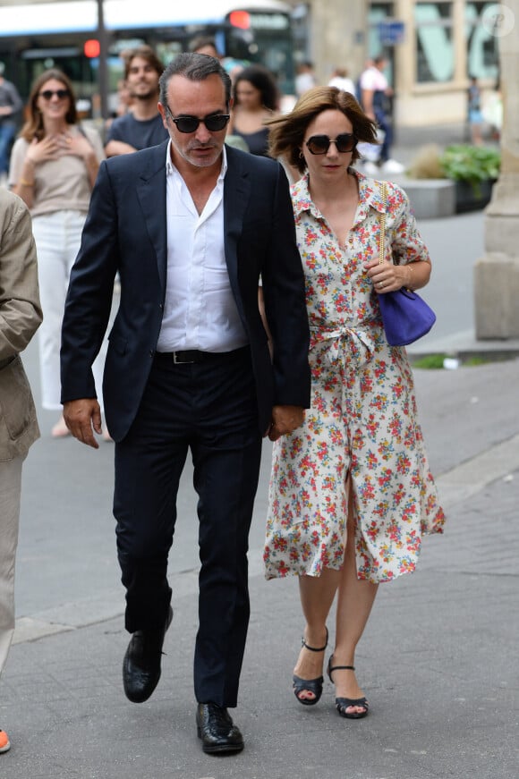 Jean Dujardin et sa femme Nathalie Pechalat - Mariage de Claude Lelouch à la mairie du 18ème à Paris. Le 17 juin 2023