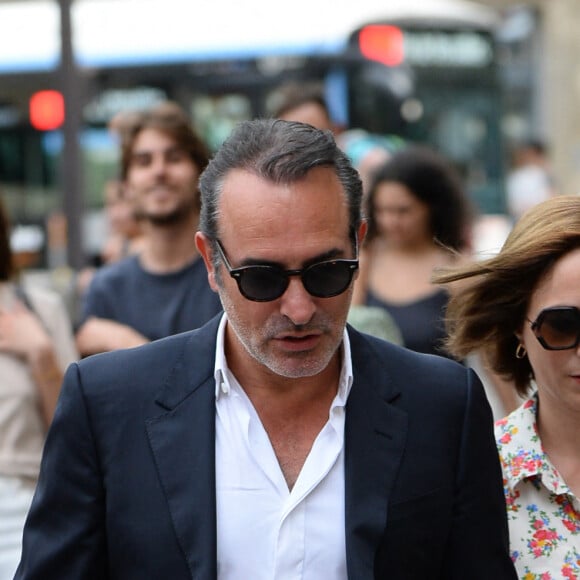 Jean Dujardin et sa femme Nathalie Pechalat - Mariage de Claude Lelouch à la mairie du 18ème à Paris. Le 17 juin 2023