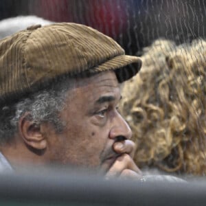 Yannick Noah et son fils Joalukas - Célébrités en tribunes au tournoi de tennis ATP Masters 1000 de Paris (Paris Rolex Master ) à l'Accor Arena - Palais Omnisports de Paris-Bercy - à Paris, France, le 1er novembre 2024. © Chryslene Caillaud/Panoramic/Bestimage 