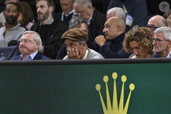 "Je ne suis pas loin. Il y a un match, tous les potes m'ont appelé, je devais venir voir Richie (Gasquet) l'autre jour mais je n'ai pas pu. Je suis à 10 minutes à vélo"
Yannick Noah et son fils Joalukas - Célébrités en tribunes au tournoi de tennis ATP Masters 1000 de Paris (Paris Rolex Master ) à l'Accor Arena - Palais Omnisports de Paris-Bercy - à Paris, France, le 1er novembre 2024. © Chryslene Caillaud/Panoramic/Bestimage 