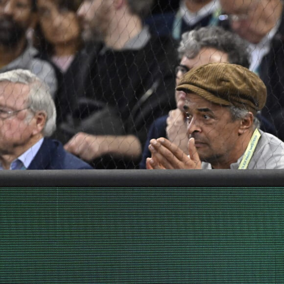 "Quand il a eu ses deux balles de match, qu'il a perdu le jeu et break derrière, je me suis dit 'Ahalala, ça y est je suis le chat noir, il faut que je sorte !' Non, je suis trop content pour eux, pour leur team !" a confié Yannick Noah à L'Équipe.
Yannick Noah - France - encourage Ugo Humbert - Célébrités en tribunes au tournoi de tennis ATP Masters 1000 de Paris (Paris Rolex Master ) à l'Accor Arena - Palais Omnisports de Paris-Bercy - à Paris, France, le 1er novembre 2024. © Chryslene Caillaud/Panoramic/Bestimage 