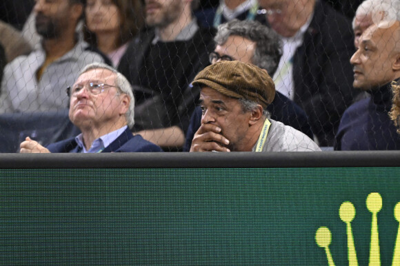 De retour dans les couches et les biberons avec l'arrivée de son dernier enfant, l'ancien tennisman a pu suivre le match palpitant du Lorrain qui a remporté la rencontre avec un score 6-2, 7-6 en quarts de finale du Rolex Paris Masters.
Yannick Noah - France - encourage Ugo Humbert - Célébrités en tribunes au tournoi de tennis ATP Masters 1000 de Paris (Paris Rolex Master ) à l'Accor Arena - Palais Omnisports de Paris-Bercy - à Paris, France, le 1er novembre 2024. © Chryslene Caillaud/Panoramic/Bestimage 