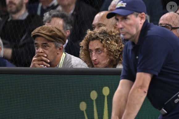 "Je suis venu avec plaisir, j'aurais même aimé venir hier (jeudi) mais je ne regrette pas d'être venu. Parce que j'ai passé un très bon moment et à la fin, ça gagne"
Yannick Noah et son fils Joalukas - Célébrités en tribunes au tournoi de tennis ATP Masters 1000 de Paris (Paris Rolex Master ) à l'Accor Arena - Palais Omnisports de Paris-Bercy - à Paris, France, le 1er novembre 2024. © Chryslene Caillaud/Panoramic/Bestimage 