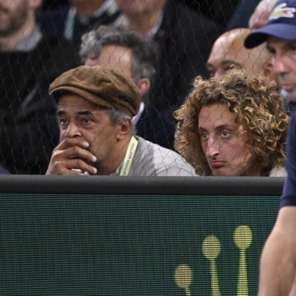 "Je suis venu avec plaisir, j'aurais même aimé venir hier (jeudi) mais je ne regrette pas d'être venu. Parce que j'ai passé un très bon moment et à la fin, ça gagne"
Yannick Noah et son fils Joalukas - Célébrités en tribunes au tournoi de tennis ATP Masters 1000 de Paris (Paris Rolex Master ) à l'Accor Arena - Palais Omnisports de Paris-Bercy - à Paris, France, le 1er novembre 2024. © Chryslene Caillaud/Panoramic/Bestimage 