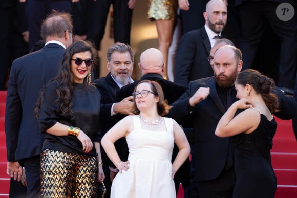 Mais malgré le succès monstre du film, le réalisateur s'est montré ferme...
La présidente du Festival international du film de Cannes, Iris Knobloch, Céline Groussard, Artus, Clovis Cornillac et les acteurs du film 'Un p'tit truc en plus' sur le tapis rouge du film 'Le Comte de Monte-Cristo' lors de la 77e édition du Festival de Cannes au Palais des Festivals, le 22 mai 2024 à Cannes, France. 