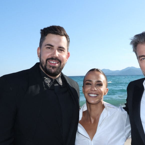 Il préfère s'engager dans d'autres projets
Artus, Alice Belaidi et Clovis Cornillac à la soirée Un p'tit truc en plus à la Plage Vegaluna lors du 77e Festival de Cannes le 23 mai 2024 à Cannes, France.