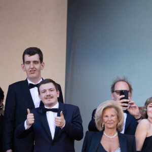 La présidente du Festival international du film de Cannes, Iris Knobloch, Céline Groussard, Artus, Clovis Cornillac et les acteurs du film 'Un p'tit truc en plus' sur le tapis rouge du film 'Le Comte de Monte-Cristo' lors de la 77e édition du Festival de Cannes au Palais des Festivals, le 22 mai 2024 à Cannes, France.