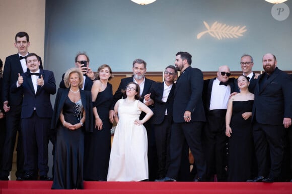 La présidente du Festival international du film de Cannes, Iris Knobloch, Céline Groussard, Artus, Clovis Cornillac et les acteurs du film 'Un p'tit truc en plus' sur le tapis rouge du film 'Le Comte de Monte-Cristo' lors de la 77e édition du Festival de Cannes au Palais des Festivals, le 22 mai 2024 à Cannes, France.