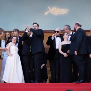 La présidente du Festival international du film de Cannes, Iris Knobloch, Céline Groussard, Artus, Clovis Cornillac et les acteurs du film 'Un p'tit truc en plus' sur le tapis rouge du film 'Le Comte de Monte-Cristo' lors de la 77ème édition du Festival de Cannes au Palais des Festivals le 22 mai 2024 à Cannes, France.