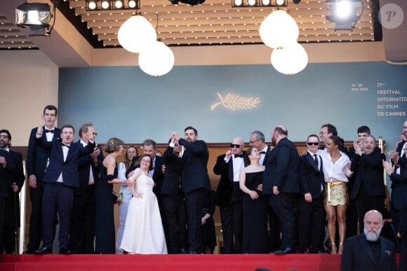 La présidente du Festival international du film de Cannes, Iris Knobloch, Céline Groussard, Artus, Clovis Cornillac et les acteurs du film 'Un p'tit truc en plus' sur le tapis rouge du film 'Le Comte de Monte-Cristo' lors de la 77ème édition du Festival de Cannes au Palais des Festivals le 22 mai 2024 à Cannes, France.