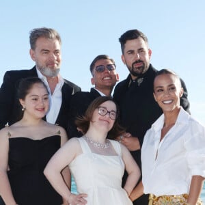 Artus, Alice Belaidi, Clovis Cornillac, Sofian Ribes, lors de la soirée Un p'tit truc en plus organisée à la Plage Vegaluna lors du 77e Festival de Cannes le 23 mai 2024 à Cannes, France.