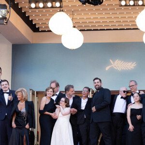 La présidente du Festival international du film de Cannes, Iris Knobloch, Céline Groussard, Artus, Clovis Cornillac et les acteurs du film 'Un p'tit truc en plus' sur le tapis rouge du film 'Le Comte de Monte-Cristo' lors de la 77ème édition du Festival de Cannes au Palais des Festivals, le 22 mai 2024.