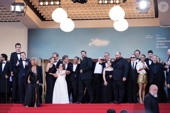 La présidente du Festival international du film de Cannes, Iris Knobloch, Céline Groussard, Artus, Clovis Cornillac et les acteurs du film 'Un p'tit truc en plus' sur le tapis rouge du film 'Le Comte de Monte-Cristo' lors de la 77ème édition du Festival de Cannes au Palais des Festivals, le 22 mai 2024.