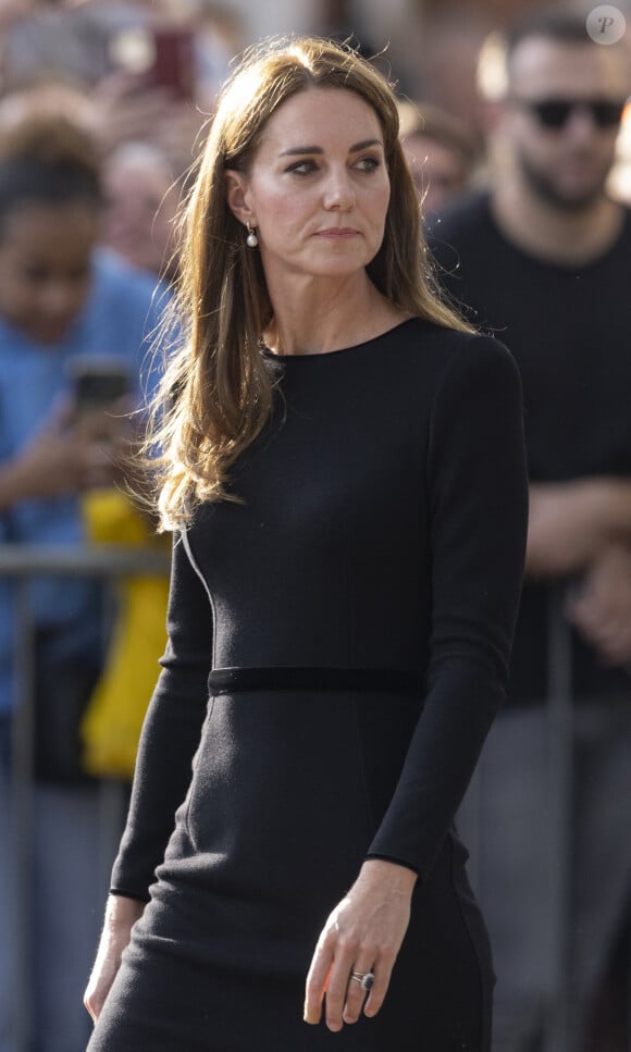 La princesse de Galles Kate Catherine Middleton à la rencontre de la foule devant le château de Windsor, suite au décès de la reine Elisabeth II d'Angleterre. Le 10 septembre 2022 