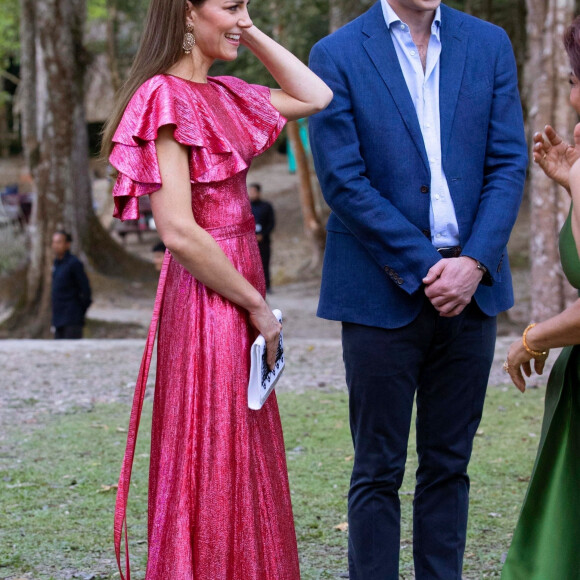 Mais cette présence n'empêche pas du tout Kate, William et les enfants de dormir sur leurs 2 oreilles
Le prince William, duc de Cambridge, et Catherine (Kate) Middleton, duchesse de Cambridge, arrivent pour une réception spéciale dans les ruines mayas de Cahal Pech à San Ignacio, Belize, organisée par Froyla Tzalam, le gouverneur général du Belize, à l'occasion du jubilé de platine de la reine, au cours de la troisième journée de leur tournée de les Caraïbes. Belize, le 21 mars 2022. 