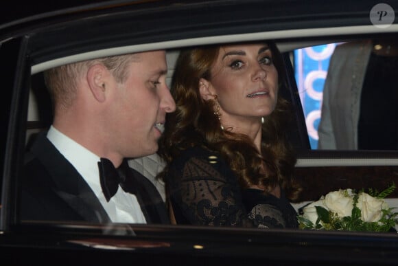 Le prince William, duc de Cambridge, et Kate Middleton, duchesse de Cambridge, quittent la soirée caritative "The Royal Variety Performance" à Londres, le 18 novembre 2019. Cet événement annuel est organisé au profit de l'association "The Royal Variety Charity", fonds de bienfaisance des artistes. 