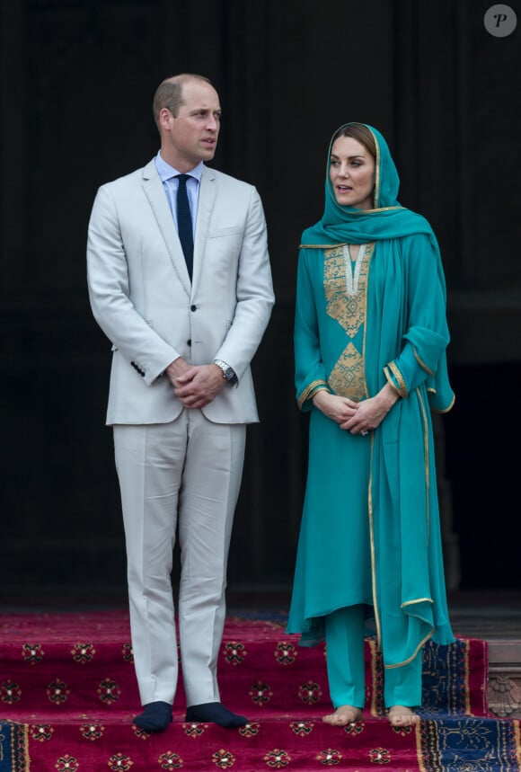 Il s'agit d'Henri Walpole, un prêtre catholique qui résidait dans le manoir au XVIe siècle
Le prince William, duc de Cambridge, et Catherine (Kate) Middleton, duchesse de Cambridge, à la sortie de la visite de la mosquée "Badshahi" à Lahore, le 17 octobre 2019.