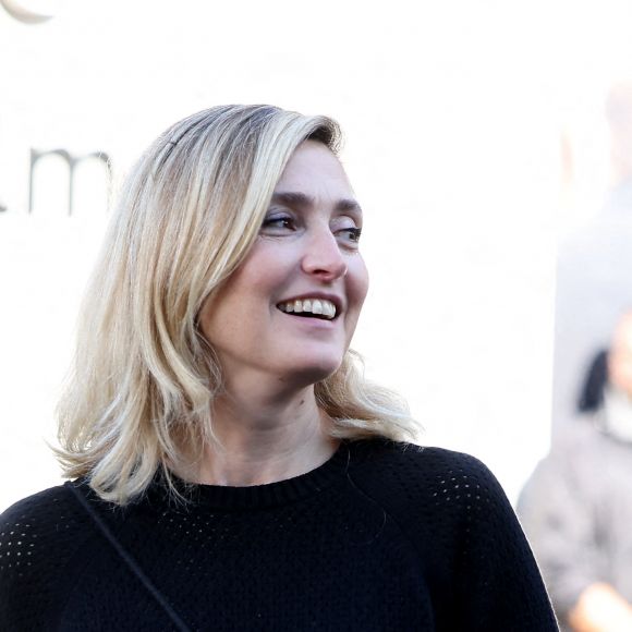 Julie Gayet - I.Huppert a dirigé le tournage de la reproduction du film documentaire muet de 1895 par le regretté cinéaste français Louis Lumière " La Sortie de l'usine Lumière à Lyon " dans le cadre de la 16ème édition du Festival Lumière de Lyon, France, le 19 octobre 2024. © Dominique Jacovides/Bestimage 