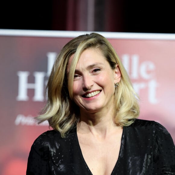 Julie Gayet au photocall de la cérémonie de remise du prix lumière de la 16ème édition du Festival Lumière à l'Amphithéâtre - Centre de Congrès à Lyon, France, le 18 octobre 2024. © Dominique Jacovides/Bestimage 