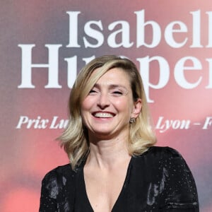 Julie Gayet au photocall de la cérémonie de remise du prix lumière de la 16ème édition du Festival Lumière à l'Amphithéâtre - Centre de Congrès à Lyon, France, le 18 octobre 2024. © Dominique Jacovides/Bestimage 