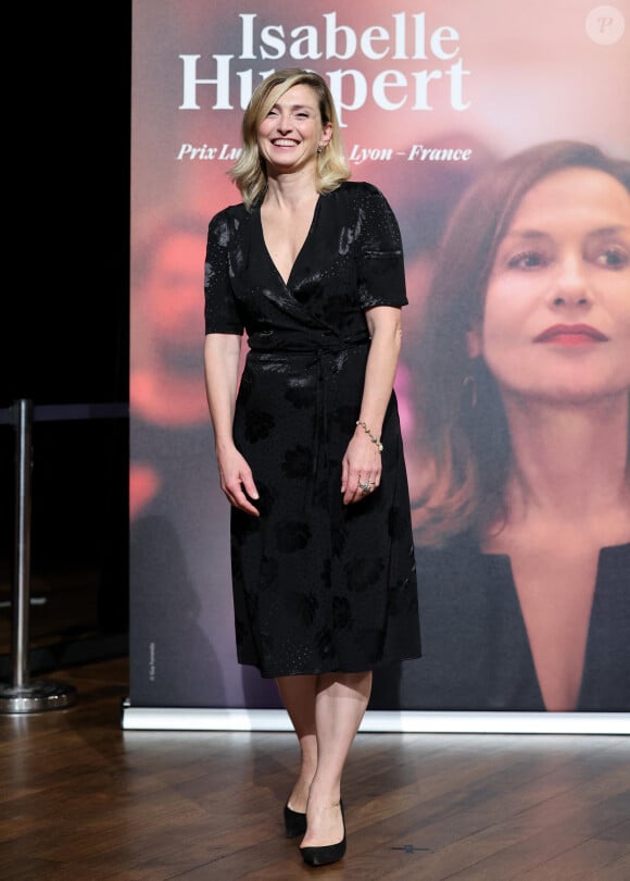 Julie Gayet au photocall de la cérémonie de remise du prix lumière de la 16ème édition du Festival Lumière à l'Amphithéâtre - Centre de Congrès à Lyon, France, le 18 octobre 2024. © Dominique Jacovides/Bestimage 