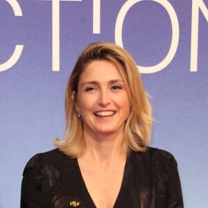 "Quant au festival de Cannes, je me casse un talon sur le tapis rouge, ce qui me vaut de me retrouver pieds nus, en haut des marches, mes chaussures à la main."
Julie Gayet - Photocall de la cérémonie de clôture de la 26ème Edition du Festival de la Fiction de La Rochelle. Le 14 septembre 2024 © Patrick Bernard / Bestimage