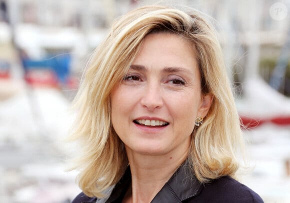 Julie Gayet - Photocall du téléfilm "Olympe, une femme dans la Révolution" lors de la 26ème Edition du Festival de la Fiction de La Rochelle, le 11 septembre 2024. © Patrick Bernard / Bestimage