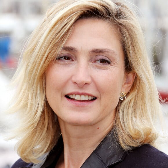 Julie Gayet - Photocall du téléfilm "Olympe, une femme dans la Révolution" lors de la 26ème Edition du Festival de la Fiction de La Rochelle, le 11 septembre 2024. © Patrick Bernard / Bestimage