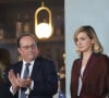 "Une autre fois à Toronto, je me prends une porte vitrée en pleine figure, manquant me fracturer le nez" 
François Hollande et sa femme Julie Gayet assistent au match opposant C. Alcaraz à S. Tsitsipas lors des Internationaux de France de tennis de Roland Garros 2024 à Paris le 4 juin 2024. © Jacovides-Moreau/Bestimage 