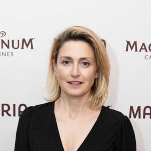 Mais elle a aussi des défauts de son propre aveu !
Julie Gayet - Soirée " Maria " sur la plage Magnum lors du 77ème Festival International du Film de Cannes, France, le 21 mai 2024. © Jeremy Melloul / Magnum Cannes via Bestimage