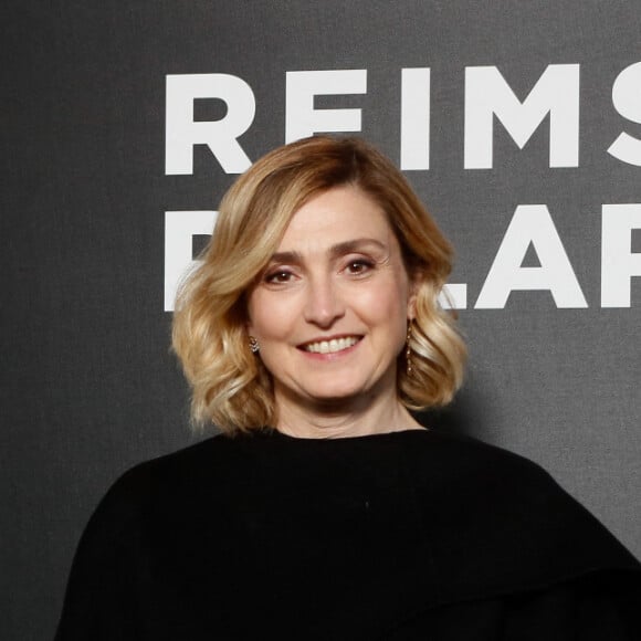 "A l'issue d'un dîner chic dans un restaurant, j'entraîne malencontreusement la nappe et toute la vaisselle qui s'écrase au sol avec fracas" a-t-elle expliqué
Julie Gayet - Leçon d'actrice par Julie Gayet lors de la 4e édition du Festival Reims Polar au cinéma Opéraims à Reims, France. Le 10 avril 2024. © Christophe Clovis / Bestimage 