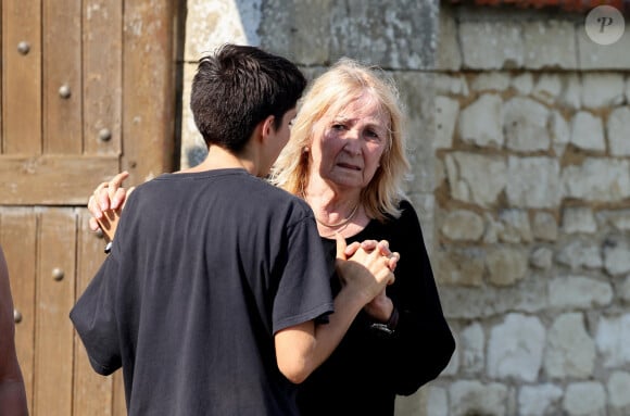 Julie Leclerc, femme du défunt et sa fille Charlotte Leclerc aux obsèques civiles du journaliste Gérard Leclerc au cimetière des Trois-Moutiers à Loudun, dans la Vienne, France, le 24 août 2023; dont son père avait longtemps été le maire et où il avait lui-même siégé au conseil municipal. © Dominique Jacovides/Bestimage