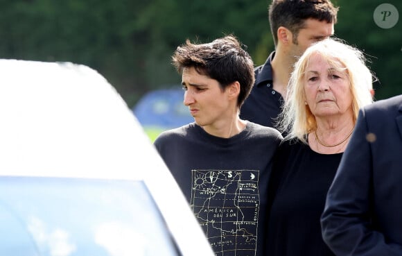 Julie Leclerc, femme du défunt et sa fille Charlotte Leclerc aux obsèques civiles du journaliste Gérard Leclerc au cimetière des Trois-Moutiers à Loudun, dans la Vienne, France, le 24 août 2023. © Dominique Jacovides/Bestimage