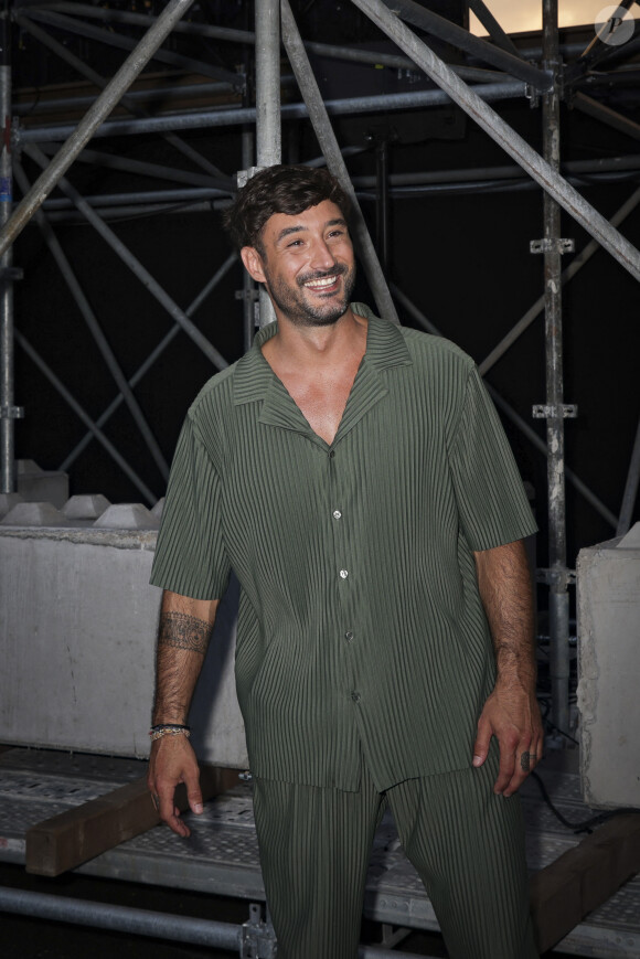 On le découvre en Venom, Superman et même en mexicain avec un sombrero et des cigares
Exclusif - Jeremy Frerot - Backstage lors de l'enregistrement de l'émission "La fête de la Musique" à Reims le 21 juin et diffusée le 22 juin à 21h10 sur France 2 et sur France.tv. Une soirée inédite, mise en scène et chorégraphié par K.Ouali, avec plus de 40 artistes en live. © Jack Tribeca / Jeremy Melloul / Bestimage
