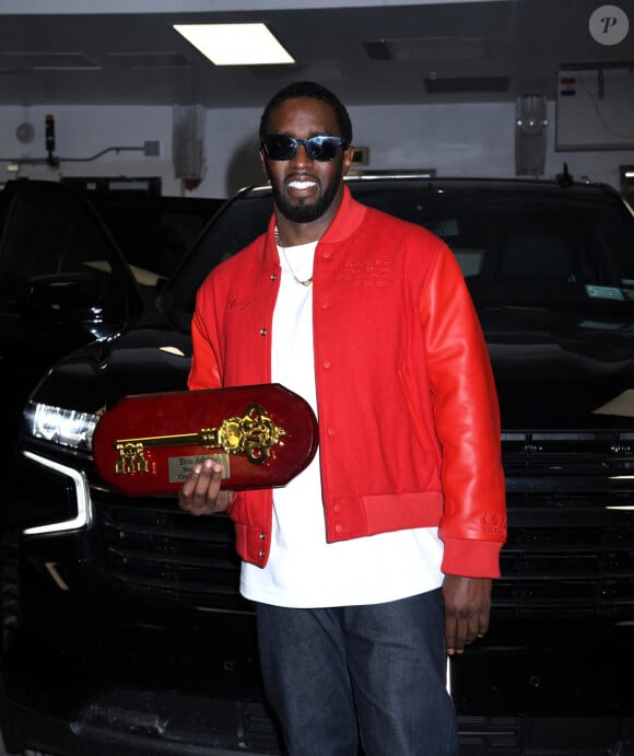 Le maire de New York, Eric Adams remet la clé de la ville de New York au rappeur Sean Combs (Puff Daddy, Puffy, Diddy, P. Diddy) sur Times Square à New York City, New York, Etats-Unis, le 15 septembre 2023. © Photo Image Press/ZUMA Press/Bestimage