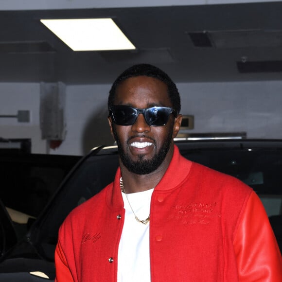 Le maire de New York, Eric Adams remet la clé de la ville de New York au rappeur Sean Combs (Puff Daddy, Puffy, Diddy, P. Diddy) sur Times Square à New York City, New York, Etats-Unis, le 15 septembre 2023. © Photo Image Press/ZUMA Press/Bestimage