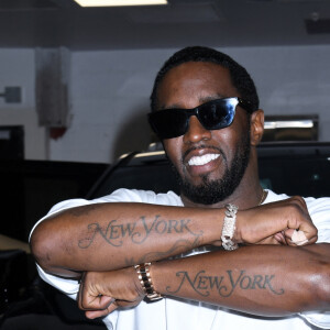 Le maire de New York, Eric Adams remet la clé de la ville de New York au rappeur Sean Combs (Puff Daddy, Puffy, Diddy, P. Diddy) sur Times Square à New York City, New York, Etats-Unis, le 15 septembre 2023. © Photo Image Press/ZUMA Press/Bestimage