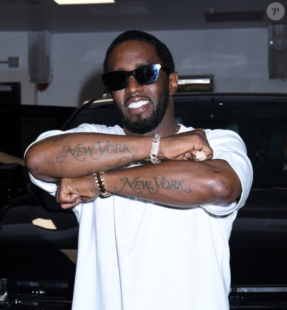 Le maire de New York, Eric Adams remet la clé de la ville de New York au rappeur Sean Combs (Puff Daddy, Puffy, Diddy, P. Diddy) sur Times Square à New York City, New York, Etats-Unis, le 15 septembre 2023. © Photo Image Press/ZUMA Press/Bestimage