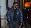 Accusé de viols et de trafic sexuel, il attend son procès prévu en mai 2025, pour lequel il plaide non coupable, derrière les barreaux
Sean Combs (Puff Daddy, Puffy, Diddy, P. Diddy) fume un joint dans les rues de New York le 19 octobre 2022. 