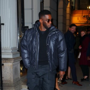 Accusé de viols et de trafic sexuel, il attend son procès prévu en mai 2025, pour lequel il plaide non coupable, derrière les barreaux
Sean Combs (Puff Daddy, Puffy, Diddy, P. Diddy) fume un joint dans les rues de New York le 19 octobre 2022. 