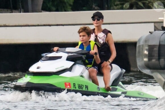 Ivanka Trump, son mari Jared Kushner initient leurs enfants Theodore et Joseph à la conduite de scooter des mers à Miami le 20 septembre 2024.