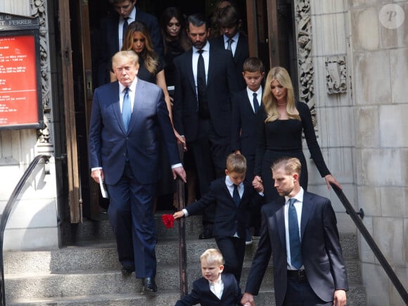 Barron Trump, Donald Trump et sa femme Melania, Kimberly Guilfoyle, Donald Trump Jr, Ivanka Trump, Eric Trump, et leurs enfants - Obsèques de Ivana Trump en l'église St Vincent Ferrer à New York. Le 20 juillet 2022 © Bruce Cotler / Zuma Press / Bestimage